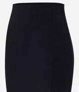 Falda midi negra de rib, con abertura lateral.