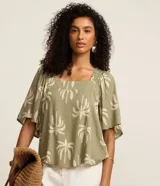 Blusa verde militar con estampado de cocoteros en tono claro, de mangas corta tipo godê y escote cuadrado con detalles fruncidos.
