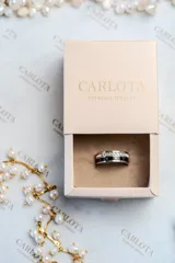 Anillo de acero quirúrgico con diseño de doble banda, una decorada con circonias blancas y otra con números romanos sobre esmalte negro.