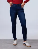 Jean elastizado azul oscuro, marca One Five One, de tiro medio y corte skinny.