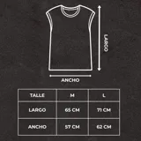 Musculosa unisex de corte oversize confeccionada en algodón premium de alto gramaje. Presenta un diseño minimalista en color negro con bordado de alta calidad en el frente y en la espalda.