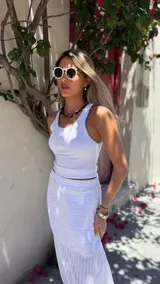 Musculosa blanca de algodón con cuello redondo y bordes en crochet color marrón.