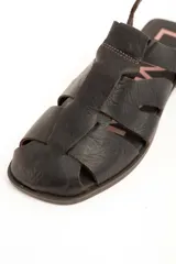 Sandalias cangrejeras de cuero marrón oscuro, con diseño de tiras entrelazadas, talón cerrado y tira ajustable con hebilla metálica.