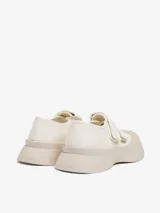 Zapato abierto de piel color blanco, estilo bailarina con plataforma. Cierre de dos tiras con velcro.