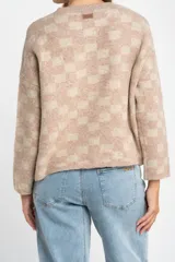 Sweater de punto con diseño de cuadros en tonos marrón y beige, de corte recto, cuello redondo y manga larga.