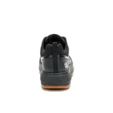 Zapatillas Caterpillar modelo Flame, color negro con detalles en charol y logo de la marca en dorado. Suela marrón con diseño de tracción.