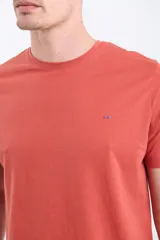 Remera de algodón con cuello redondo y manga corta, de diseño liso con pequeño detalle de etiqueta bordada en el pecho.