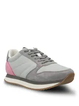 Championes casuales con diseño de paneles en tonos gris claro, gris oscuro y detalle en rosa en el talón. Presentan cordones al tono, suela con plataforma dentada en color blanco y base marrón.