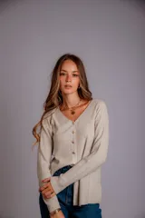 Blusa de morley elastizado color blanco, con escote en V y botones dorados.