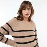 Vestido tipo sweater de punto, con diseño de rayas horizontales en color negro sobre base beige, cuello redondo y manga larga.