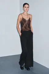 Pantalón de tiro alto con pierna ancha, confeccionado con detalle de pinzas en el delantero, bolsillos laterales y cierre frontal con cremallera y gancho metálico.