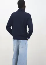 Jersey de cuello alto y manga larga, confeccionado en mezcla de acrílico, poliéster, poliamida y lana.