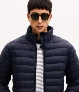 Campera puffer ultraligera Marfinno color negro, con cuello alto, cierre frontal por cremallera y bolsillos laterales.