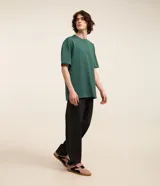 Remera de corte relaxed, confeccionada en algodón de tejido grueso con cuello redondo y mangas cortas.