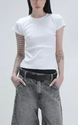 Remera de corte baby tee, ajustada al cuerpo, con cuello redondo y mangas cortas, confeccionada en tejido ribb de algodón.