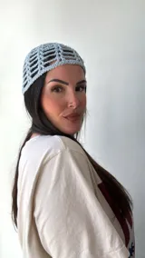 Gorro tipo bucket de crochet celeste con hilo brillante y diseño de red.