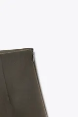 Shorts de tiro alto color verde militar, de corte recto y formal, con cierre lateral oculto.