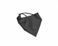 Bandana de gamuza negra con apliques dorados, diseño triangular y tiras ajustables.