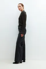 Pantalón de jean negro de corte flare.