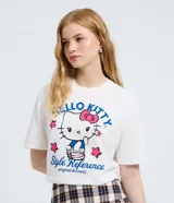 Remera de algodón color blanco con cuello redondo y mangas cortas. Presenta un estampado frontal con el personaje Hello Kitty, estrellas y la inscripción 'Hello Kitty Style Reference'.