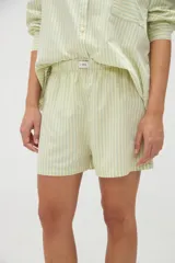 Short de algodón con diseño de rayas verticales en tonos amarillo claro y blanco, de corte holgado y cintura elástica.