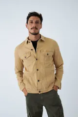 Campera de jean para hombre, de corte regular, con cierre frontal de botones, bolsillos con solapa en el pecho y mangas largas.