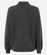 Suéter de punto pesado con cuello polo y cierre frontal de botones. Presenta mangas largas con puños ajustados y un corte regular.