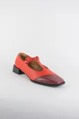 Zapatos de cuero tipo Mary Jane, color rojo con puntera diagonal en tono bordó, cierre de tira en T con hebilla y taco cuadrado bajo de 3 cm.