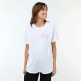 Camiseta de lactancia blanca de manga corta, con cuello redondo y estampa frontal con texto y diseño de tablero de ajedrez. Presenta aberturas laterales discretas para facilitar la lactancia.