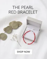 Pulsera elástica compuesta por cristales facetados en color rojo, intercalados con pequeñas cuentas de plata 925 y una perla central como detalle distintivo.