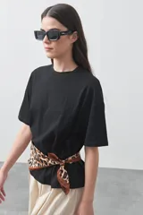 Remera de manga corta con calce relajado y cuello redondo, confeccionada en algodón puro.