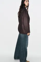 Blazer cruzado de mujer color marrón oscuro, con cuello solapa, manga larga y bolsillos delanteros con solapa.