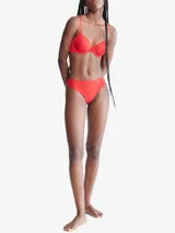 Colaless rojo de microfibra suave con bordes cortados a láser y logo de Calvin Klein estampado en la cadera.