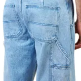 Pantalón de jean celeste, de corte recto y tiro medio.