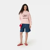 Hoodie de corte oversize color rosado con capucha, manga larga y estampa frontal del logo de la marca en tono marrón.