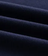 Blusa tipo chomba azul marino con cuello polo y detalles en blanco en cuello y mangas, de corte boxy y manga corta.
