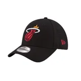 Gorro New Era negro con logo del equipo de baloncesto Miami Heat bordado en el frente y logo de la NBA bordado en el lateral. Modelo ajustable 9FORTY.