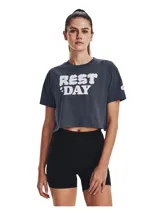 Remera de corte cropped Under Armour, color gris oscuro, con cuello redondo acanalado y estampa frontal con la frase 'REST DAY' en tipografía blanca estilo nube.