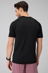 Remera deportiva de alto rendimiento Fabletics, confeccionada en tejido seamless ultraligero y transpirable con paneles de malla laterales para mayor ventilación. Presenta cuello redondo y mangas cortas, diseñada para entrenamientos intensos con propiedades antiolor y de absorción de sudor.