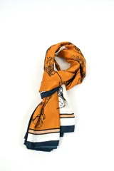 Pañuelo rectangular de satén con estampado floral lineal en tonos mostaza, blanco y azul marino, con bordes en contraste.