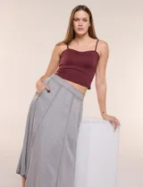 Falda midi color gris de lyocell, con cintura alta, costuras verticales decorativas, bolsillos laterales y corte acampanado.