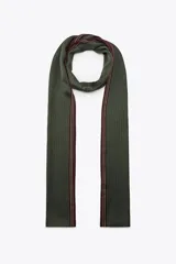 Pañuelo largo de estilo foulard confeccionado en viscosa satinada, con estampado geométrico de pequeños puntos sobre fondo verde y bordes en color bordó con líneas finas a contraste.