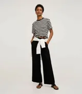 Remera oversized de algodón con rayas horizontales blancas y bordó, cuello redondo y mangas cortas.