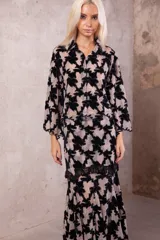 Camisa corta de corte holgado y estilo oversize, con mangas 3/4. Confeccionada en una tela con textura que combina encaje y detalles en terciopelo con un patrón geométrico.