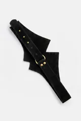Cinturón negro con apliques decorativos dorados de lentejuelas y bordados en forma de abanico.