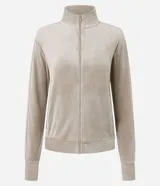 Campera deportiva de plush con acabado aterciopelado, cuello alto, cierre frontal con cremallera y puños ajustados.