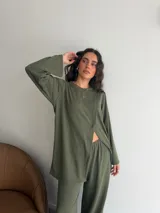 Conjunto de dos piezas de lanilla en color verde militar, compuesto por un buzo de manga larga con diseño cruzado en el frente y un pantalón largo de corte recto y cintura elástica.