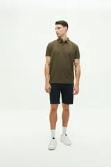 Remera polo gris con cuello y mangas con borde blanco, logo bordado en el pecho y corte regular. Confeccionada en algodón y spandex.