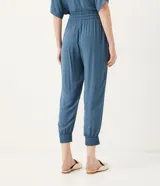 Pantalón jogger azul con estampado de elefantes, cintura elástica con cordón ajustable y tobillos ajustados.