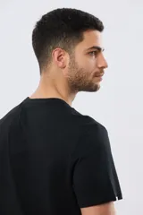 Remera azul de manga corta y cuello redondo, con texto bordado en el pecho.